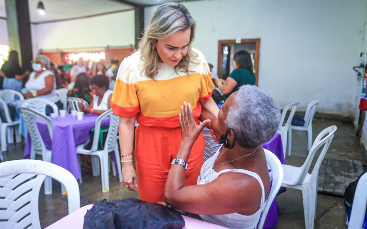 Daniela do Waguinho gostou da festa e conversou com as pessoas