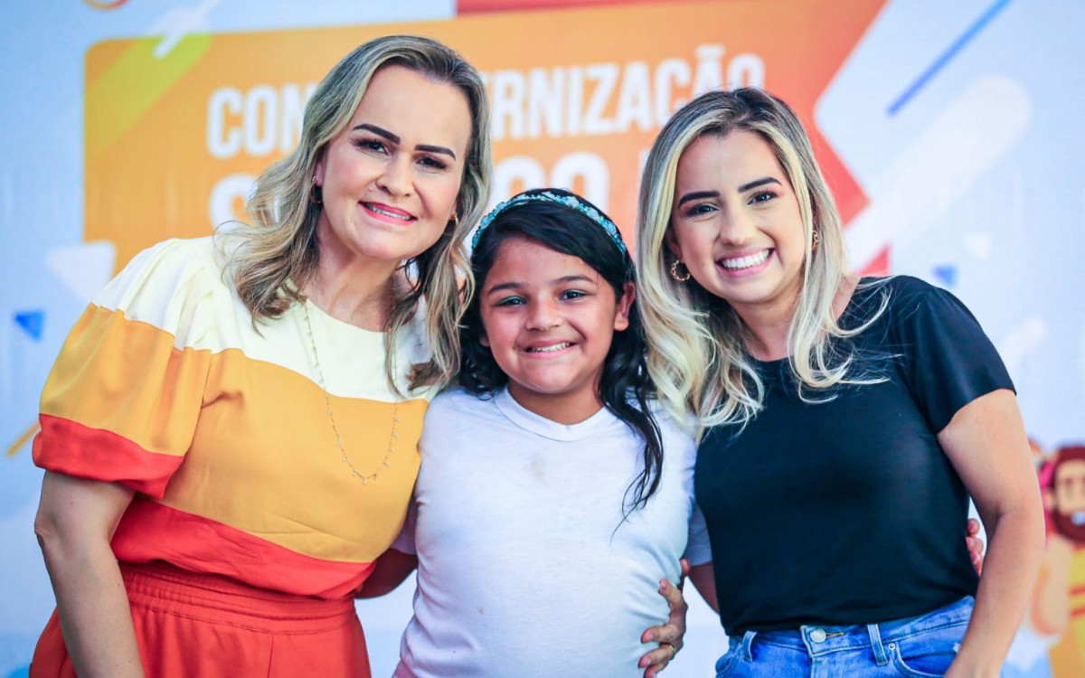 As crian&ccedil;as tamb&eacute;m receberam a aten&ccedil;&atilde;o de Daniela do Waguinho e de Brenda Carneiro