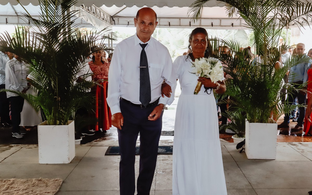 Véu, grinalda, marcha nupcial, cerimônia e festa. Nenhuma tradição ficou de fora do casamento comunitário realizado no último sábado (18), pela Prefeitura de Magé.