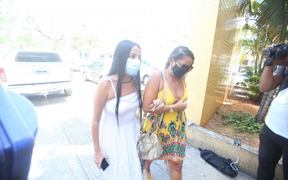 Daiana Fran&ccedil;a (de branco) chegando com a m&atilde;e na 27&ordf; DP (Vicente de Carvalho) pra prestar depoimento. Ela fez um procedimento est&eacute;tico com o m&eacute;dico colombiano, Brad Alberto