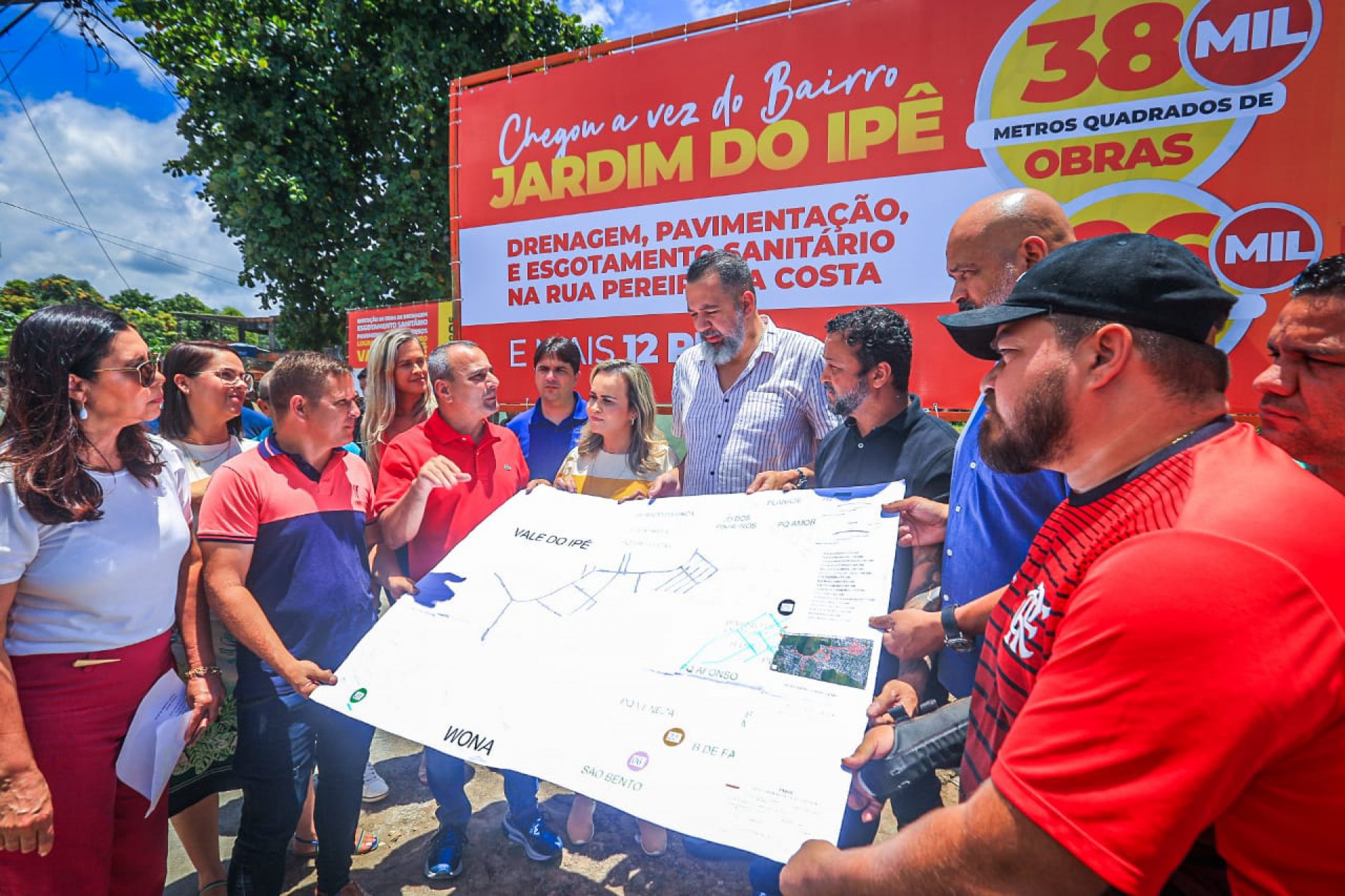 Prefeito Waguinho, Daniela do Waguinho, Marcio Canella e Marcelo Canella analisam o mapa das obras do Jardim do Ipê - Rafael Barreto / PMBR