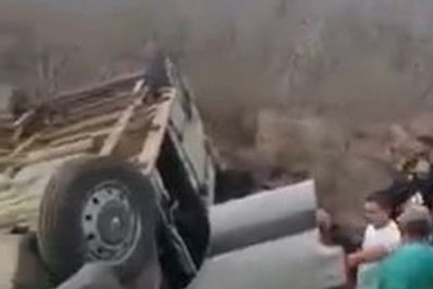 Van com equipe de Gusttavo Lima se envolve em acidente e deixa cinco feridos