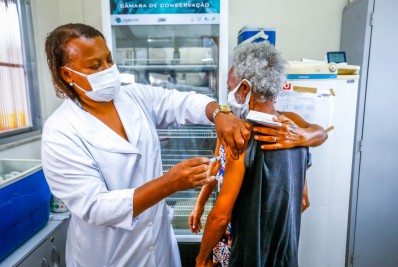 Nilópolis vacina com terceira dose contra a Covid-19 pessoas acima de 18 anos