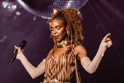 Fã se esconde dentro da van de Karol Conká 