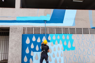 Artista de Niterói cria imenso mural na lateral da Rodoviária Novo Rio