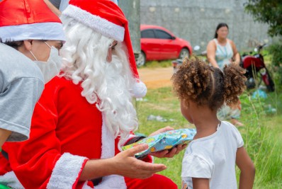Creche Bárbara Wright, em Búzios, presenteia crianças em ação voluntária de Natal 