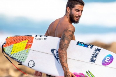 Surfista Felipe Toledo doa prancha para ajudar criança com câncer em Saquarema