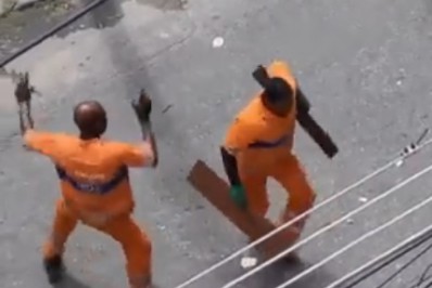 Vídeo: garis dão show de dança na Zona Norte e viralizam na web