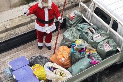 Papai Noel leva alegria aos moradores de rua da cidade