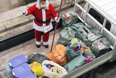 Papai Noel leva alegria aos moradores de rua da cidade