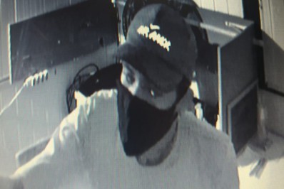 Criminoso invade e furta loja na praça da rodoviária de Cabo Frio