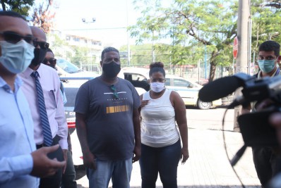 Familiares de paciente morta durante procedimento em clínica de estética prestam depoimento na delegacia