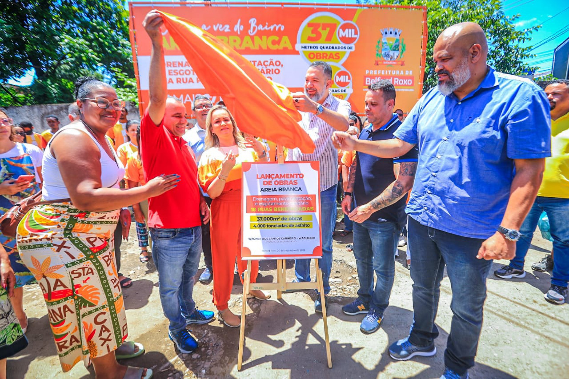 Durante a visita a Areia Branca, Waguinho, Daniela do Waguinho, Marcio Canella e Marcelo Canella anunciaram que o bairro ter&aacute; obra em 18 ruas - Rafael Barreto / PMBR