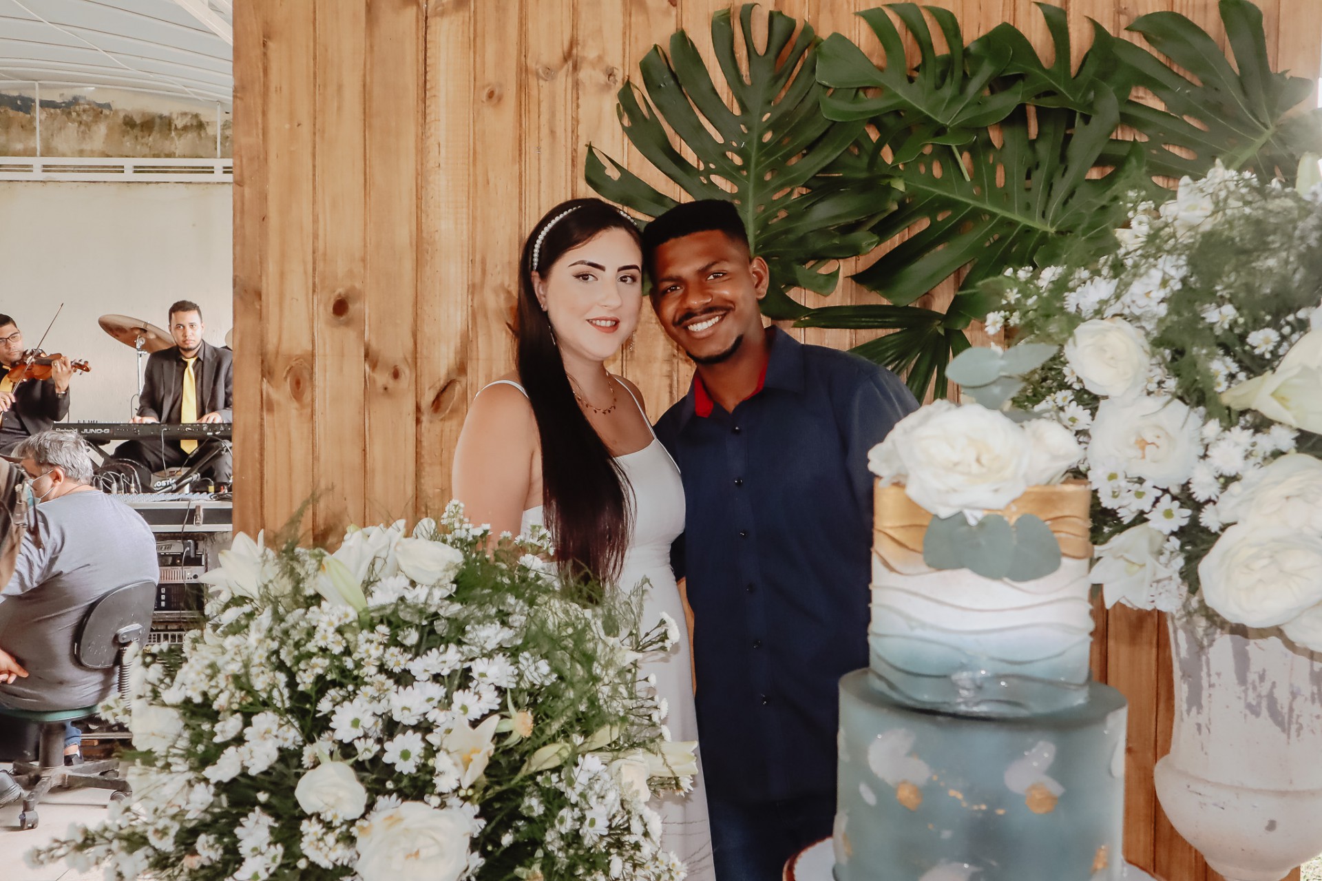 Véu, grinalda, marcha nupcial, cerimônia e festa. Nenhuma tradição ficou de fora do casamento comunitário realizado no último sábado, pela Prefeitura de Magé. - Divulgação/RebecaMagalhaes.