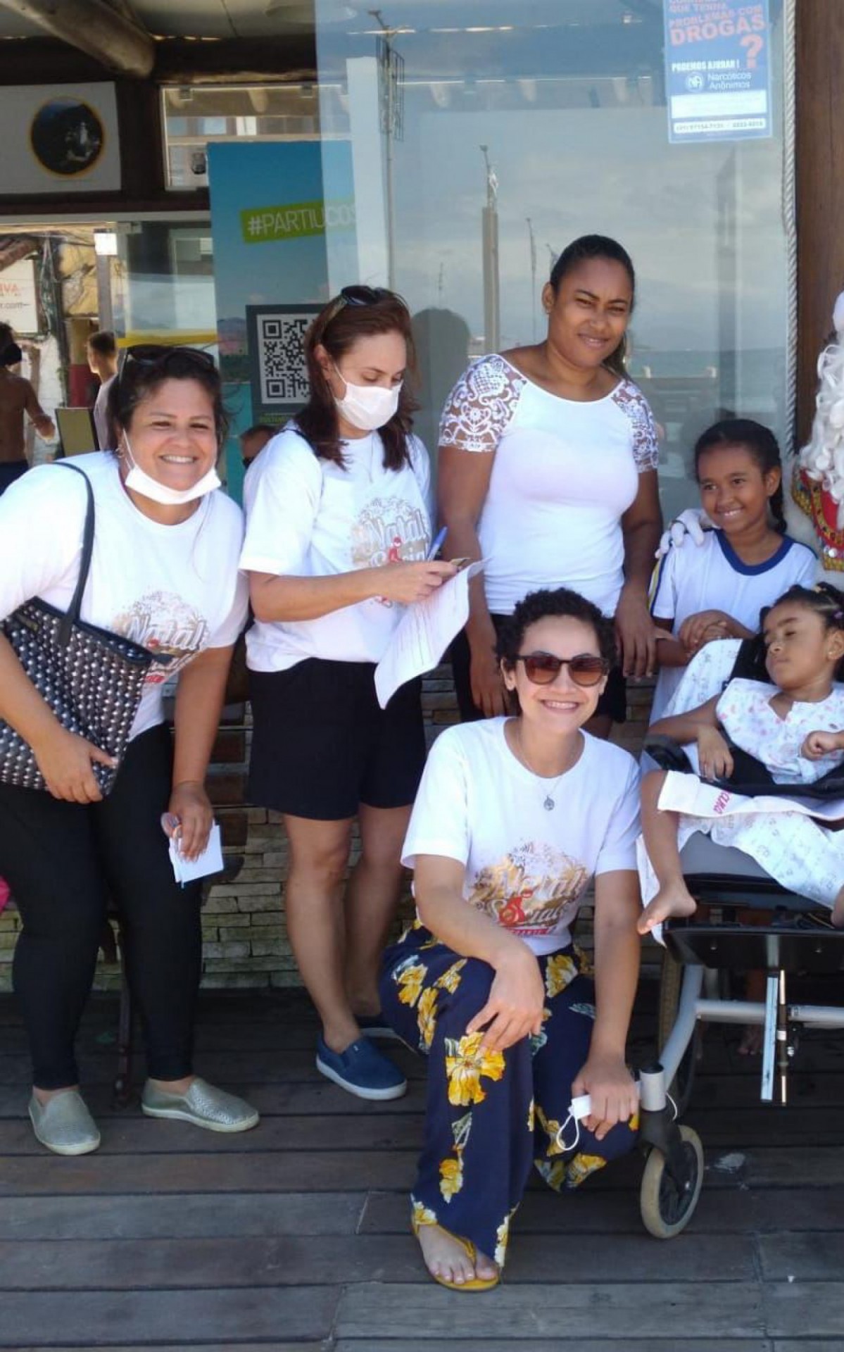 A equipe da secretaria na Ilha Grande fazendo a entrega do cart&atilde;o natalino 