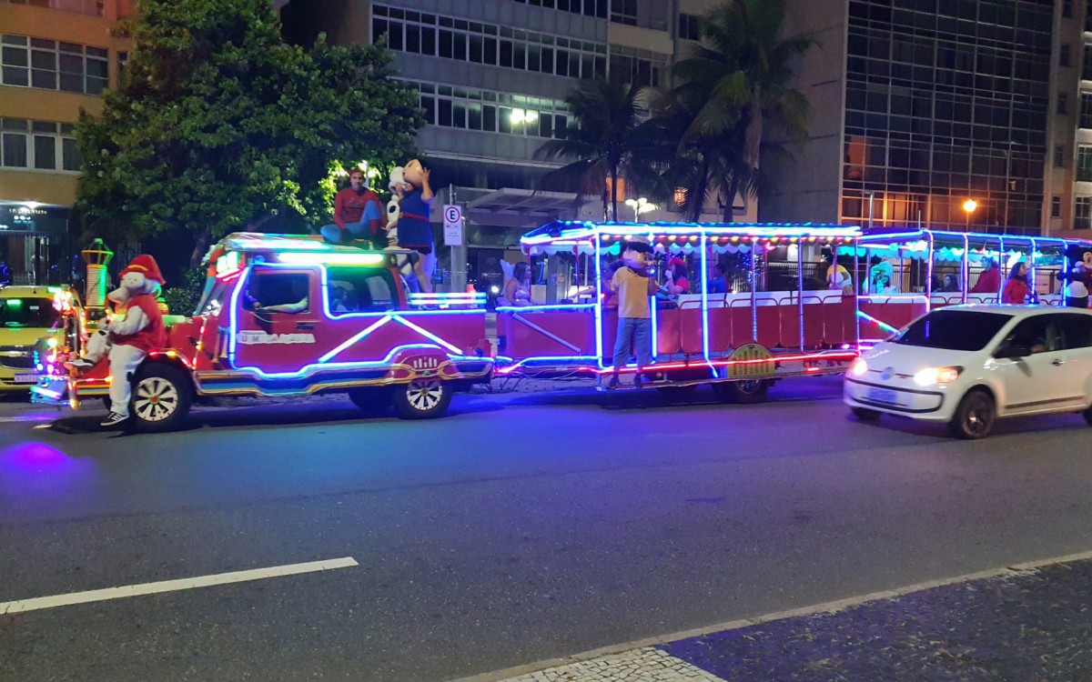 Políticos levam Carreta Furacão natalina à orla de Copacabana, Informe  do Dia