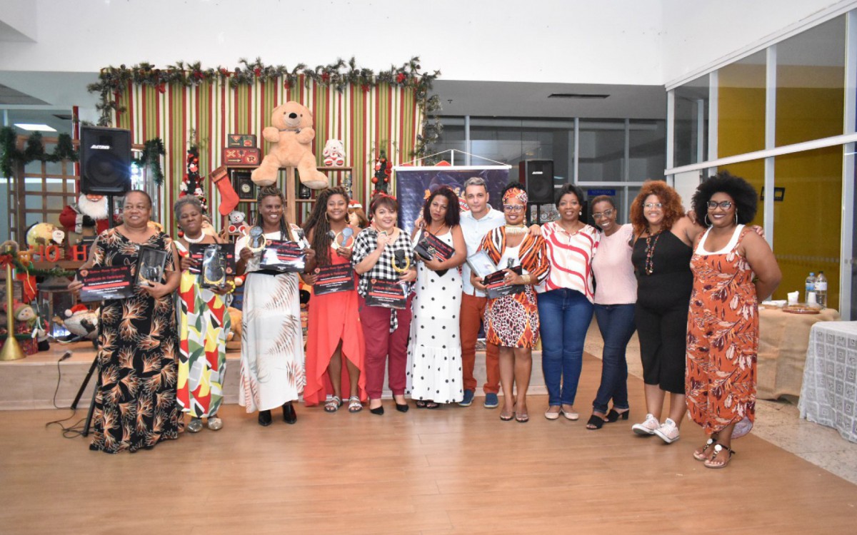 Mulheres são homenageadas com o prêmio Rosas Negras em Belford