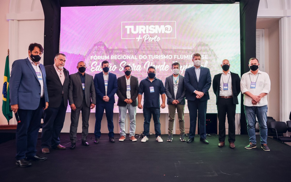 Membros do governo estadual e de cidades que comp&otilde;e a Serra Verde Imperial durante o 4&ordm; F&oacute;rum do Turismo Fluminense 