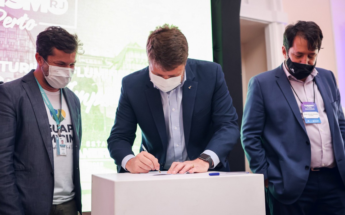 Secret&aacute;rio de Turismo do estado, Gustavo Tutuca, assina Termo de Coopera&ccedil;&atilde;o do Estado com as prefeituras da regi&atilde;o