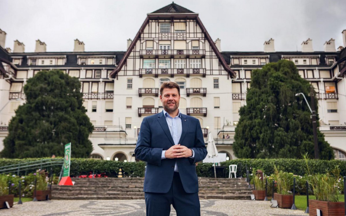 Secret&aacute;rio de Tusimo do estado, Gustavo Tutuca, em frente ao SESC Quitandinha