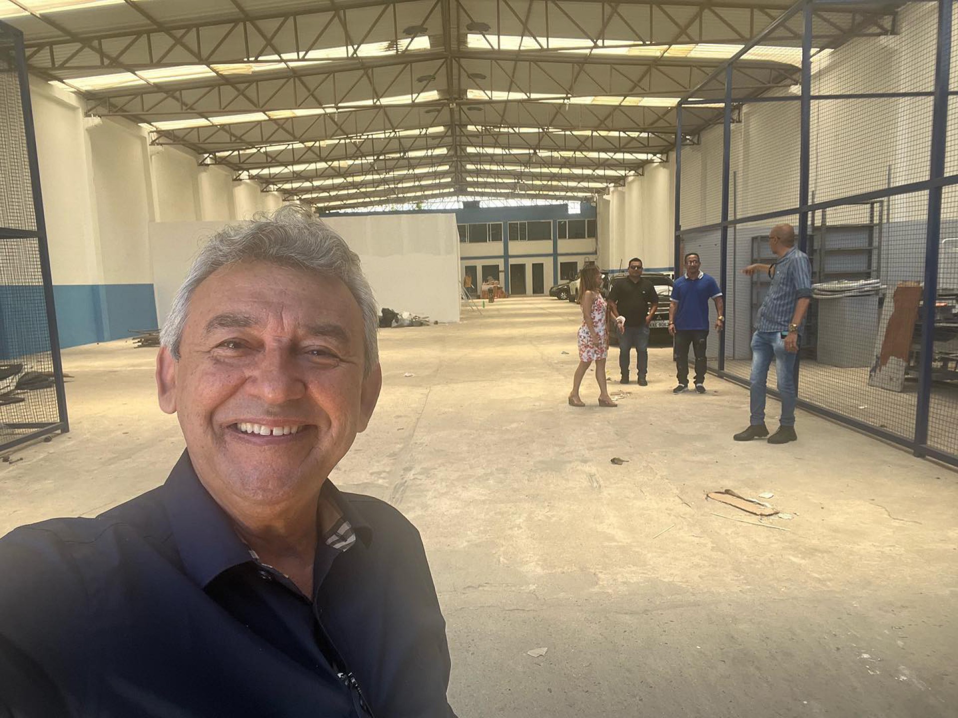 Prefeito de Meriti, Dr. Jo&atilde;o, em visita ao novo galp&atilde;o da Secretaria de Sa&uacute;de  - Divulga&ccedil;&atilde;o