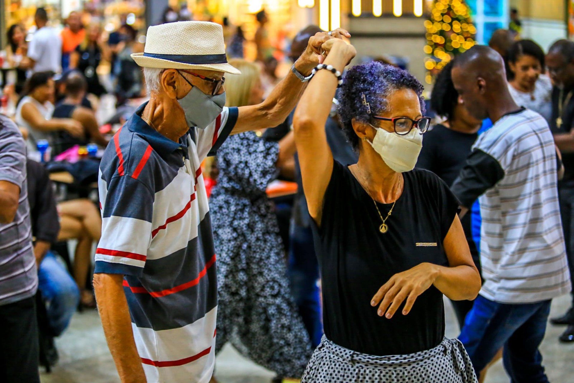 Valéria Maria e Alcides Soares e Alcides de Souza rodopiaram felizes no salão    - Rafael Barreto / PMBR