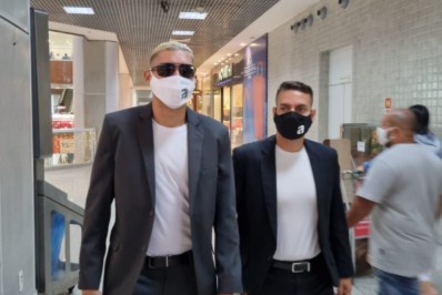 Rumo ao Palmeiras, Navarro embarca em aeroporto e afirma que deseja voltar ao Botafogo: 'É minha casa'