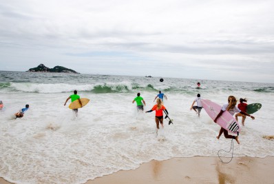 Evento na Barra atrai jovens com disputas de surfe e altinha