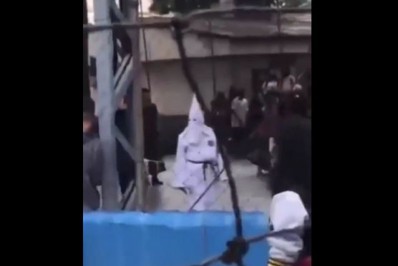 Professor que usou roupa alusiva à Ku Klux Klan é afastado do cargo