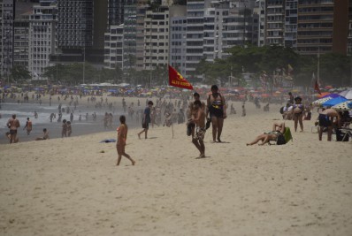 Praias da Zona Sul do Rio ficam movimentadas na véspera de Natal