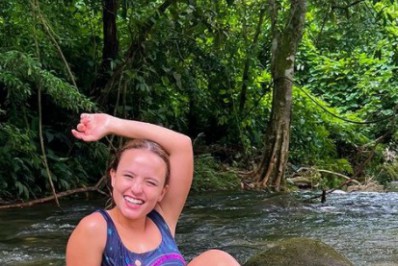 Larissa Manoela se refresca em cachoeira da Baixada Fluminense 