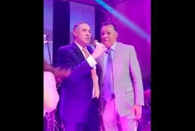 Ministro Barroso aparece cantando em festa de casamento