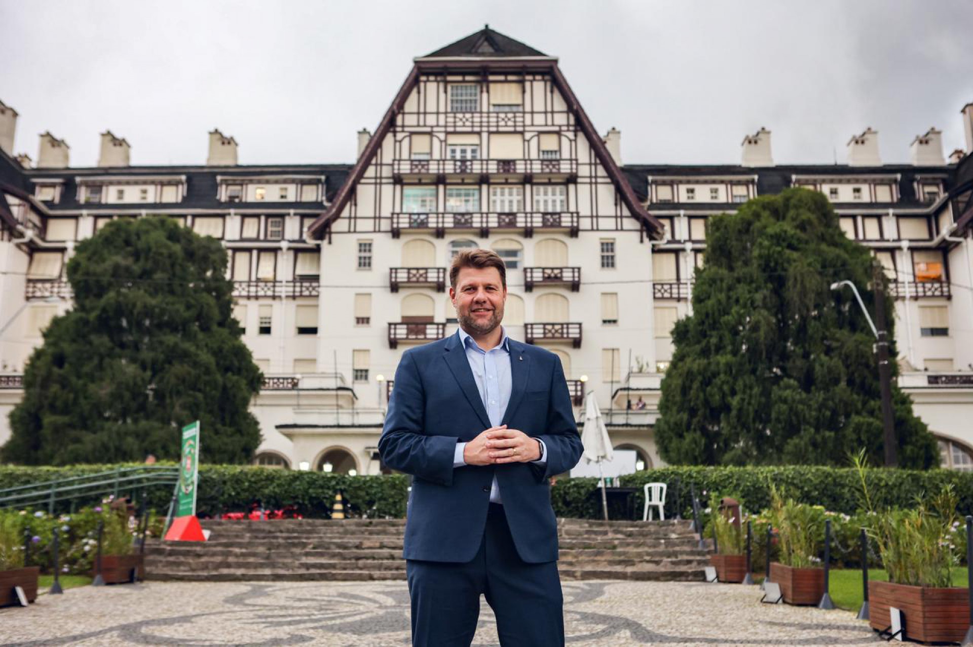 Secret&aacute;rio de Tusimo do estado, Gustavo Tutuca, em frente ao SESC Quitandinha - Divulga&ccedil;&atilde;o/Darlinton Ferreira