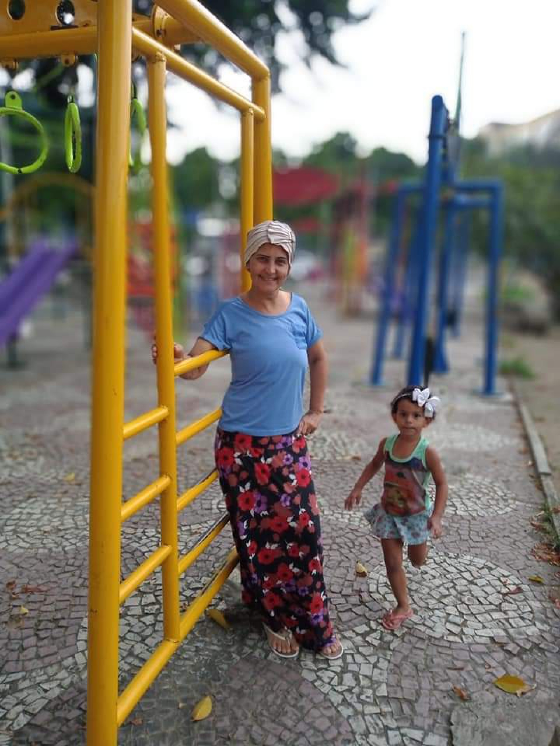 Ap&oacute;s perder dois filhos, Ada de Oliveira, de 42 anos, descobriu o c&acirc;ncer de mama. Segundo ela, a filha ca&ccedil;ula tem sido o motivo de ainda estar viva - Reprodu&ccedil;&atilde;o de internet