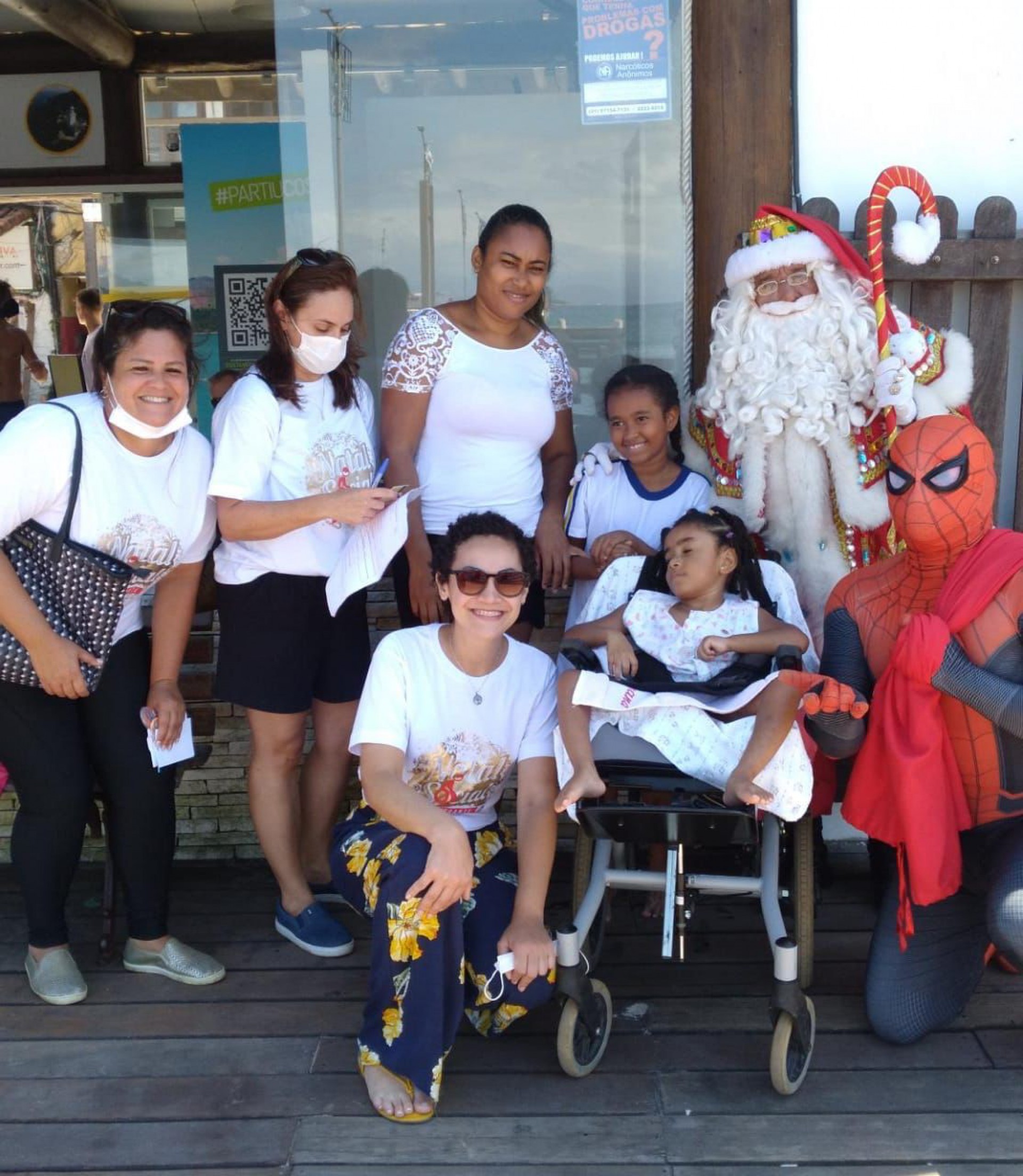 A equipe da secretaria na Ilha Grande fazendo a entrega do cartão natalino  - Foto: Divulgação