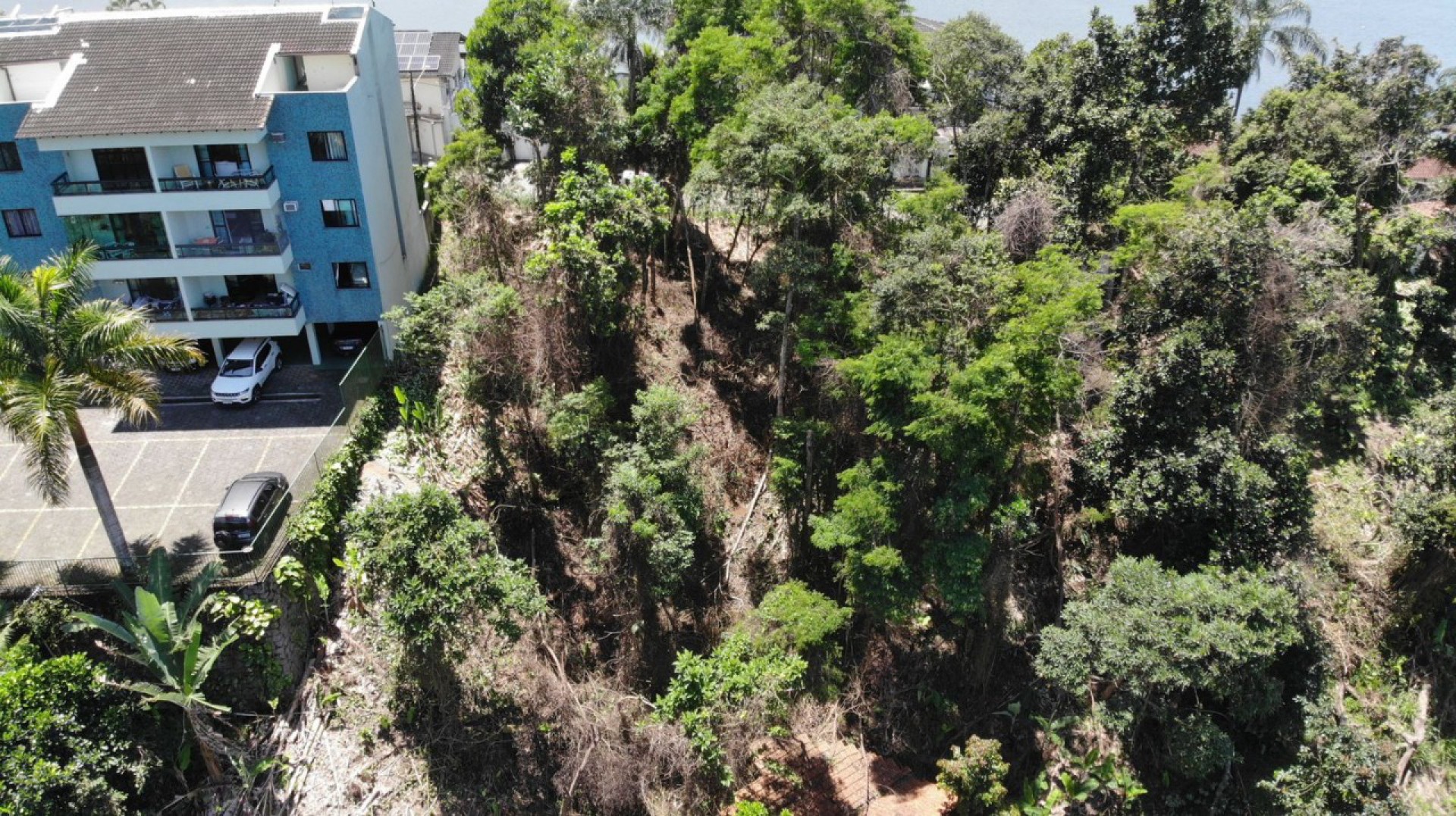 Ao lado do terreno degradado existe um condom&iacute;nio pr&oacute;ximo ao mar - Foto: Pol&iacute;cia Ambiental 