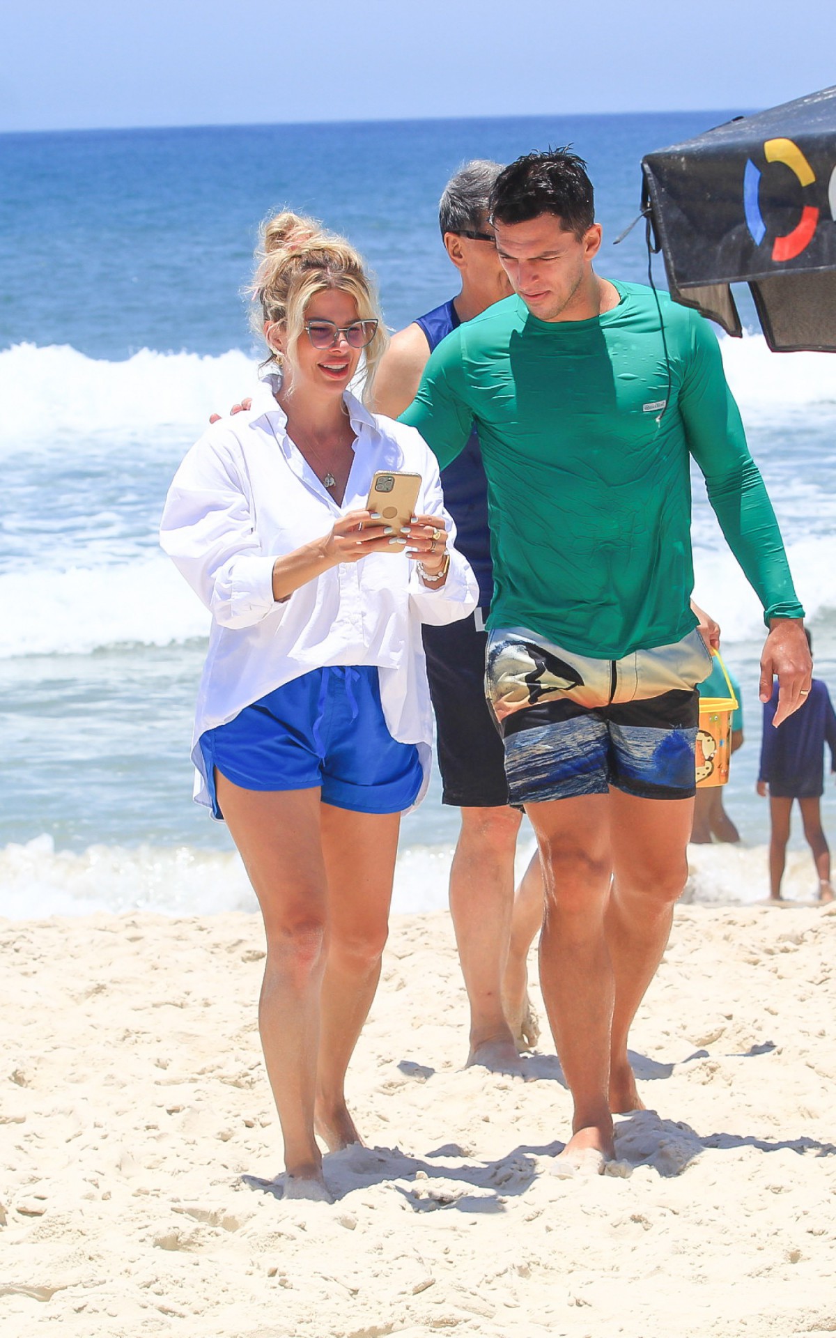 Karina Bacchi se diverte com a fam&iacute;lia em praia carioca