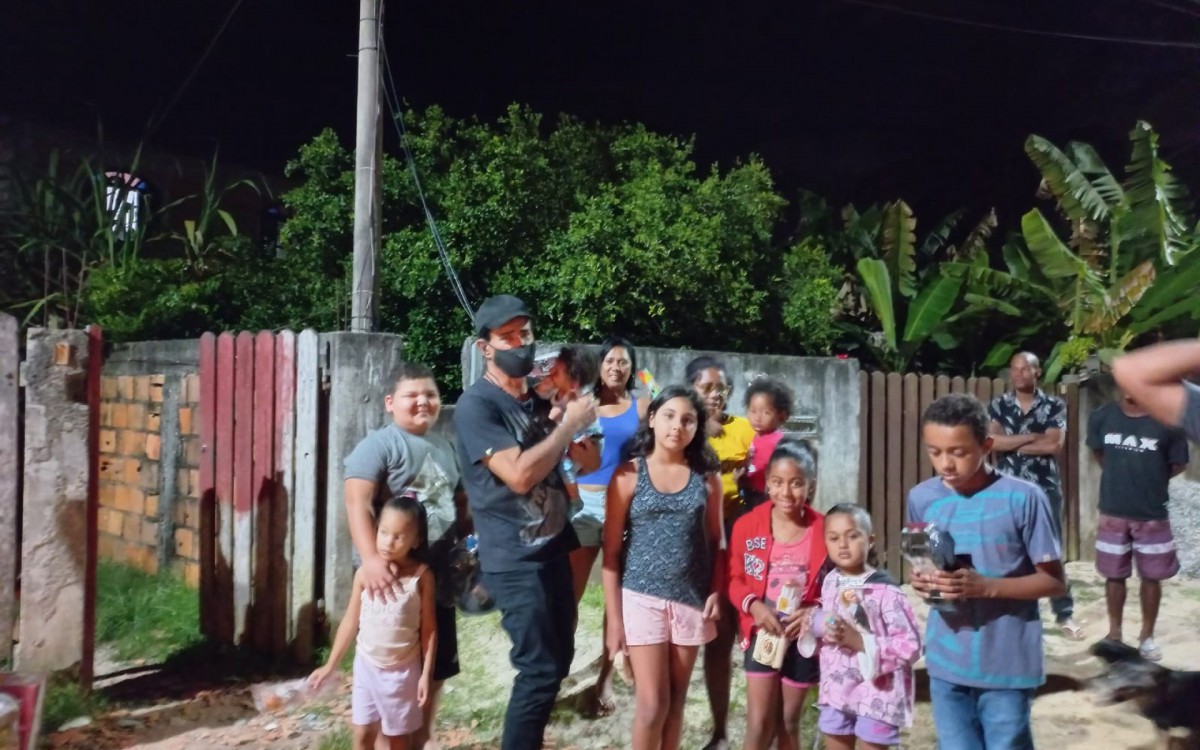 Cantor Elymar Santos distribui cestas b&aacute;sicas para fam&iacute;lias carentes de Saquarema