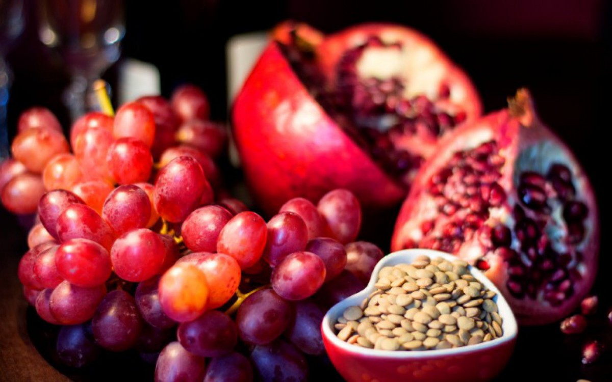  Uva, rom&atilde; e lentilha s&atilde;o alimentos bastante procurados para atrais boas energias