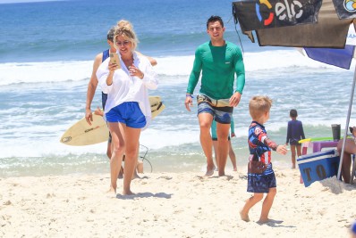 Karina Bacchi curte dia de sol com o marido e filho na praia