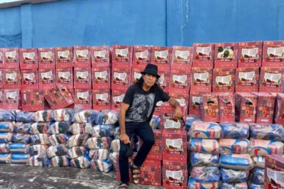 Cantor Elymar Santos distribui cestas básicas para famílias carentes de Saquarema