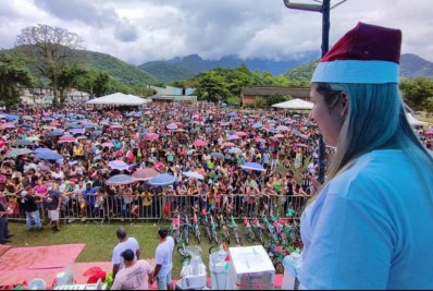 Mesmo com o tempo chuvoso, população de Guapimirim celebra a chegada do Papai Noel