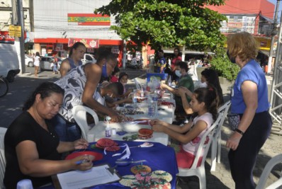 Mageenses usam a criatividade em árvores de natal sustentáveis