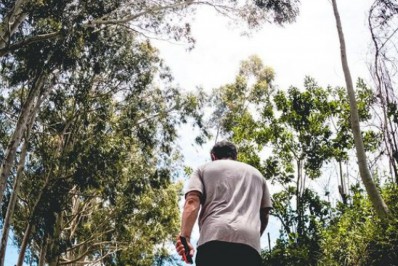 Após ser contratado pela Globo, Marcos Mion cumpre promessa e peregrina até Aparecida, em São Paulo