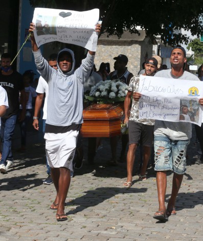 Rio,22/12/2021-INHAUMA, Cemiterio de Inhauma, Rapaz e morto  durante operacao  da PM no Complexo da Pedreira. Na foto. amigos carregam caixao de Fabricio Alves de Souza, morto em operacao na Pedreira.Foto: Cleber Mendes/Agência O Dia       - Cleber Mendes