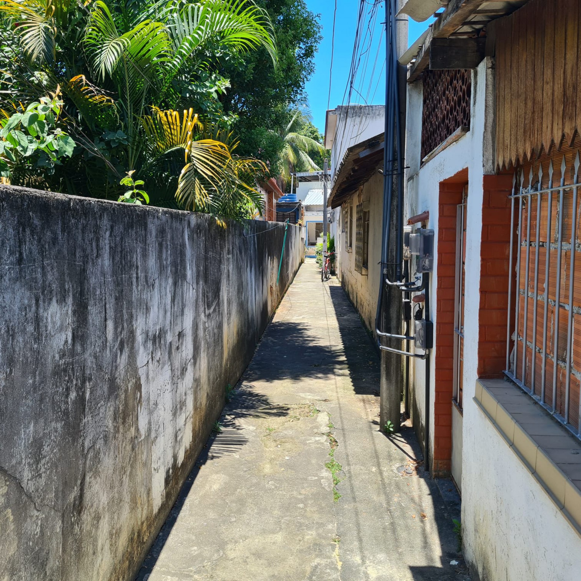 Corredor de Vila onde Léo Mídia morava  - Aline Cavalcante