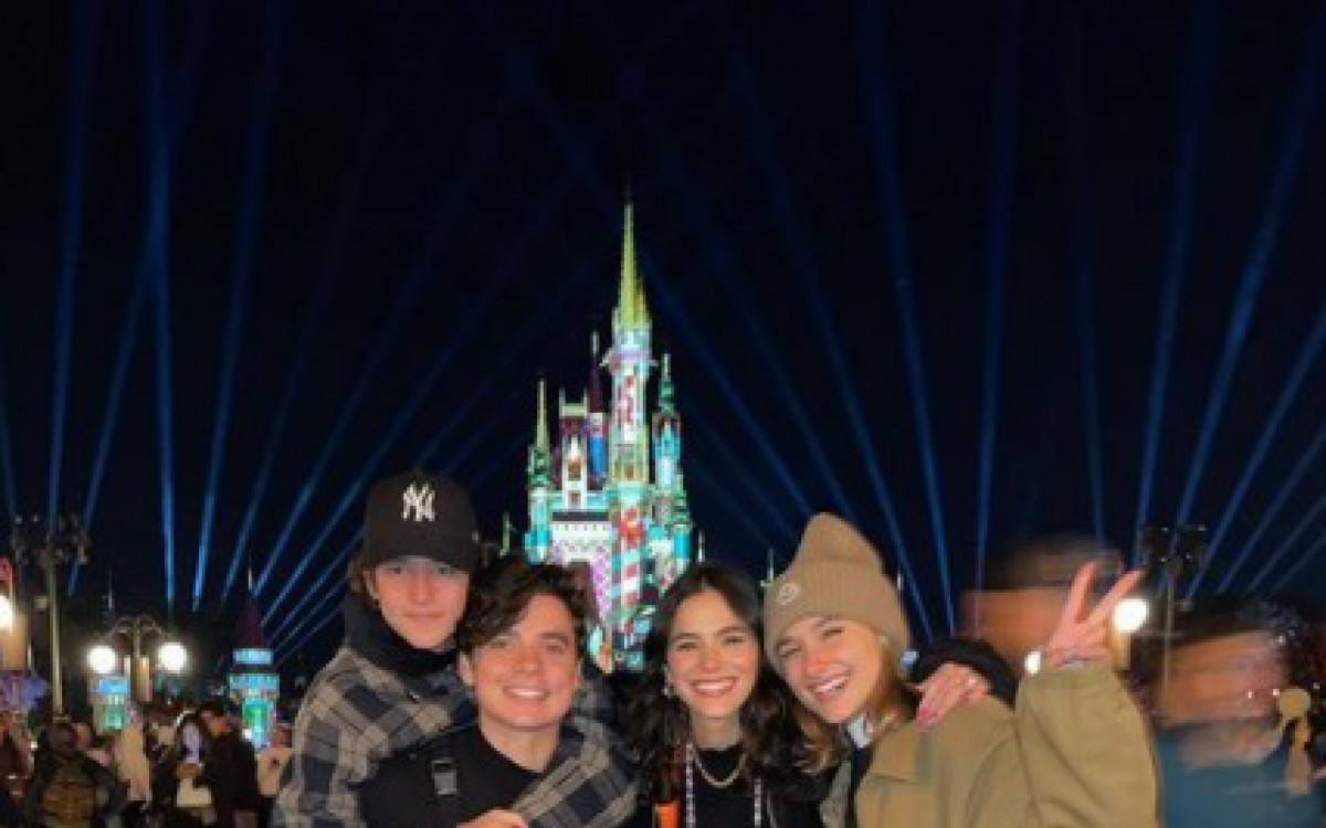 Sasha, Jo&atilde;o Figueiredo e Bruna Marquezine se divertem na Disney