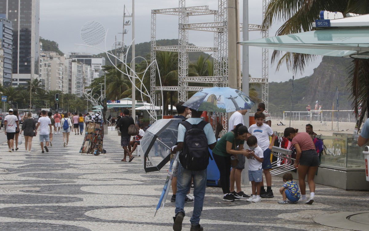 Geral - Movimentaçao na orla de Copacabana, zona sul do Rio. - Reginaldo Pimenta / Agencia O Dia