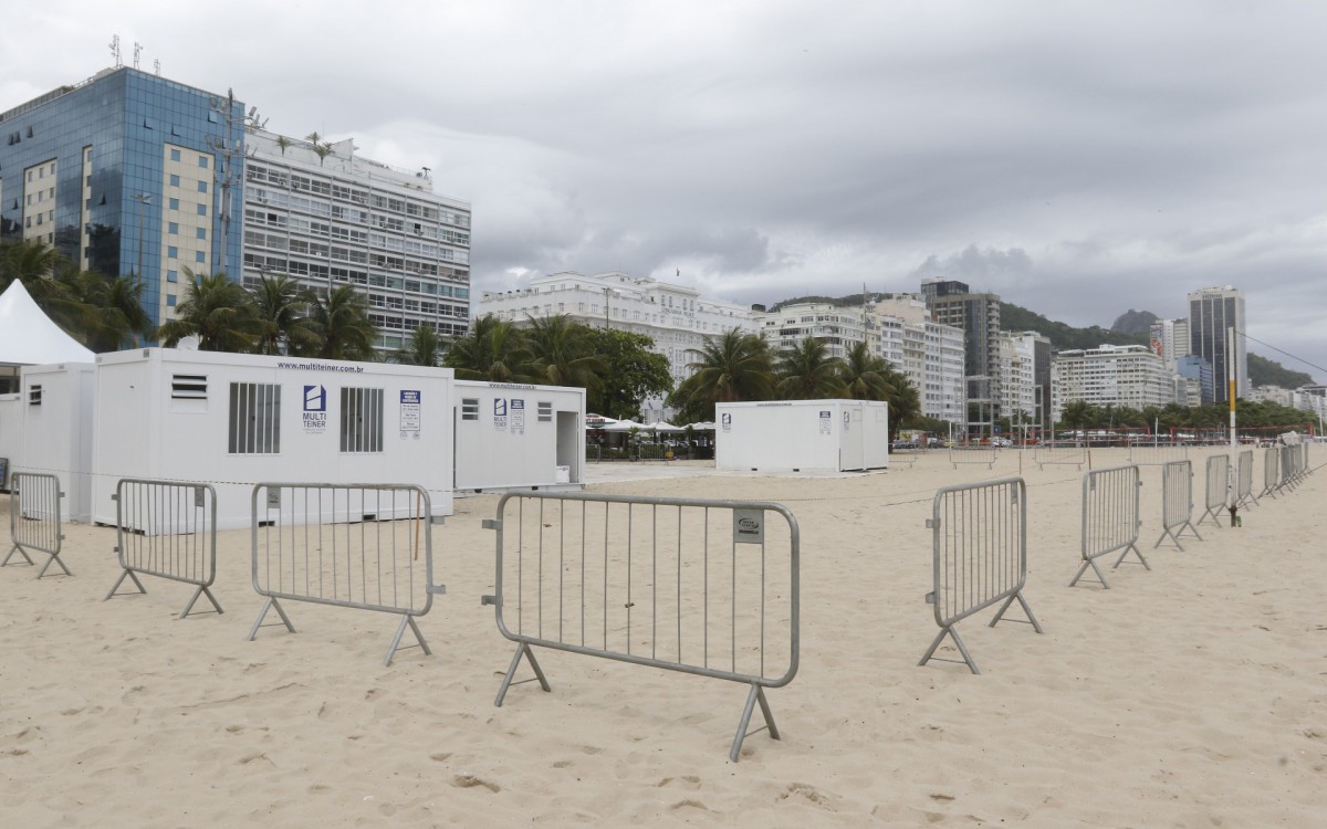 Geral - Movimentaçao na orla de Copacabana, zona sul do Rio. Na foto, estrutura com cercado na areia da paria, em frente a Rua Fermando Mendes, esquina com o numero 1850 da Avenida Atlantica. - Reginaldo Pimenta / Agência O Dia