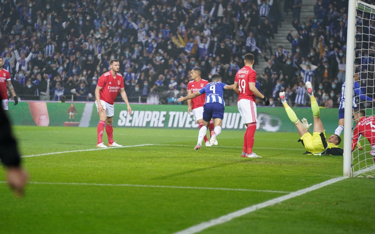 Evan&iacute;lson comemora seu primeiro gol no cl&aacute;ssico contra o Benfica